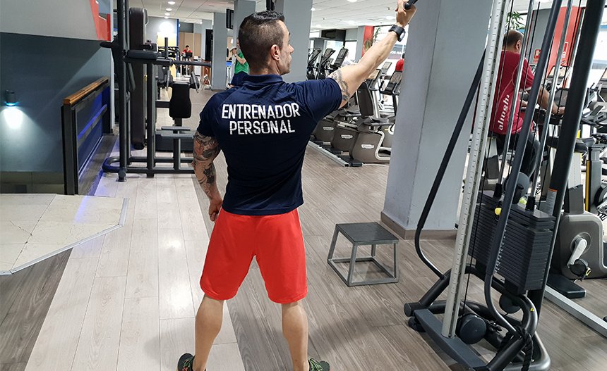 El entrenador te ayuda a iniciar en el mundo del ejercicio