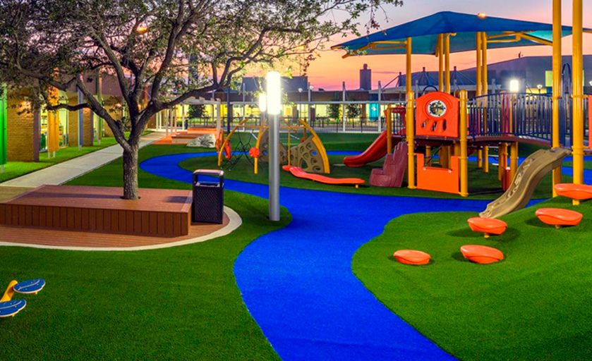 Césped artificial en parque infantil