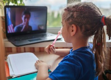 El dilema de las pantallas: el 41% de los niños españoles pasan 3 horas semanales delante de las pantallas.