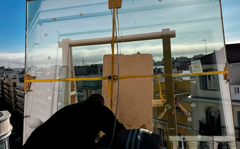 Beneficios del alquiler de gruas para cristalerias